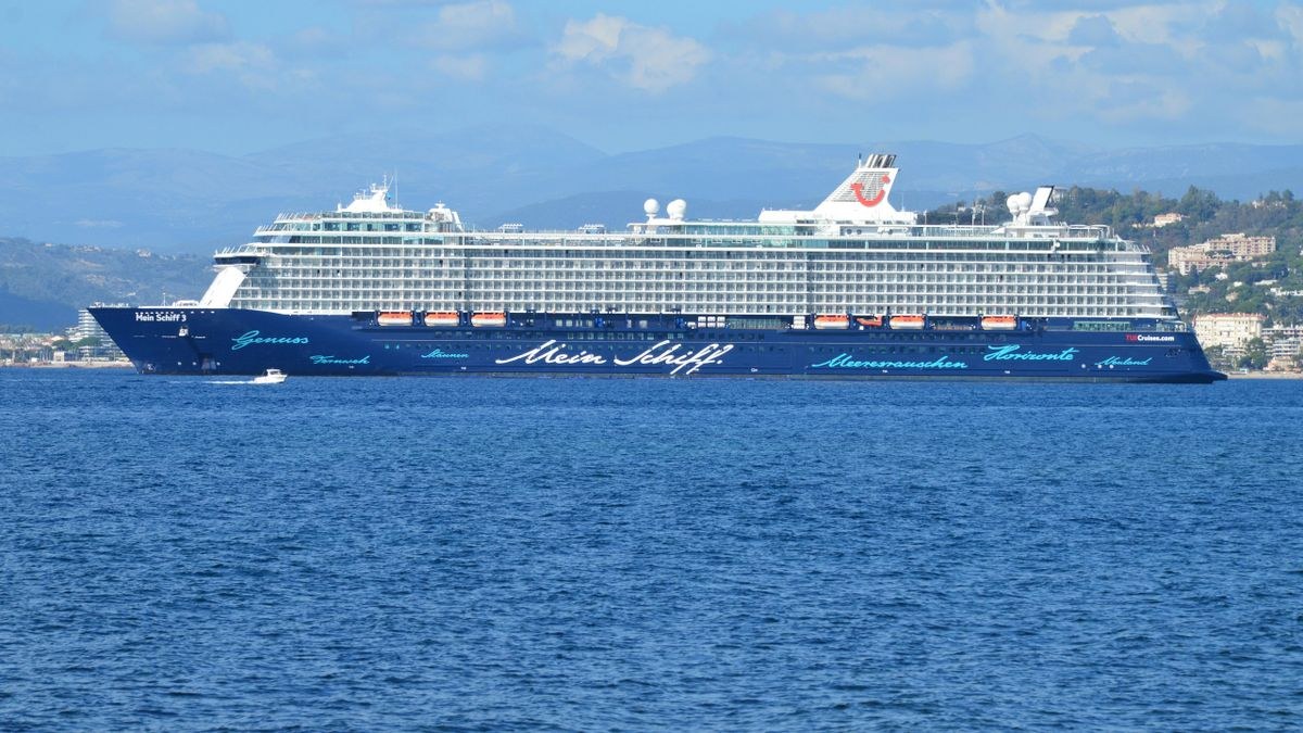 Mumbai -   At Sea -   Mumbai  2N/3D cruises